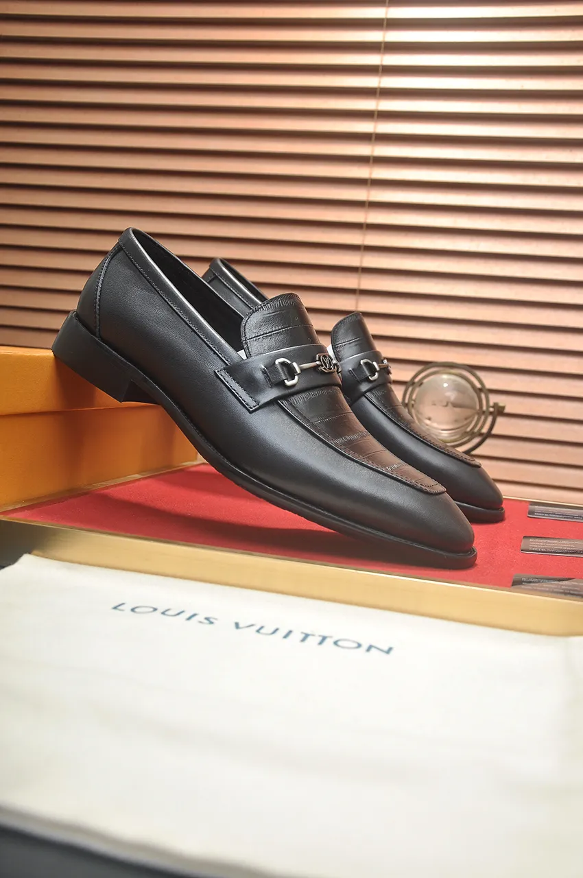 Men's men's shoes 💰540💶 [LV] (original single cowhide lining) 🍀LV's latest genuine leather business suit shoes are launched simultaneously on the official website. The first-layer cowhide imported from Italy is made of heavy gold, 💥official website 1:1 rubber outsole. Versatile to wear, high-end without losing class, and the color combination is extraordinary. This four-season style is alluring when worn on your feet, showing off your big-name flair. Standard code 38-45 (45 customized)